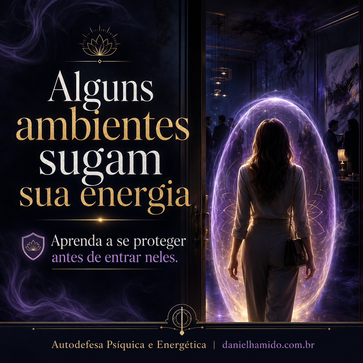 Arte premium sobre autodefesa psíquica e energética com mulher entrando em um ambiente escuro e sofisticado, cercada por sombras azuladas e formas sutis de energia densa. Ao redor dela, uma camada de luz lilás e dourada simboliza proteção energética, fortalecimento do campo pessoal e preparo espiritual antes de entrar em ambientes carregados. A imagem representa drenagem energética, proteção espiritual, limpeza energética e cuidado com a própria energia no dia a dia.