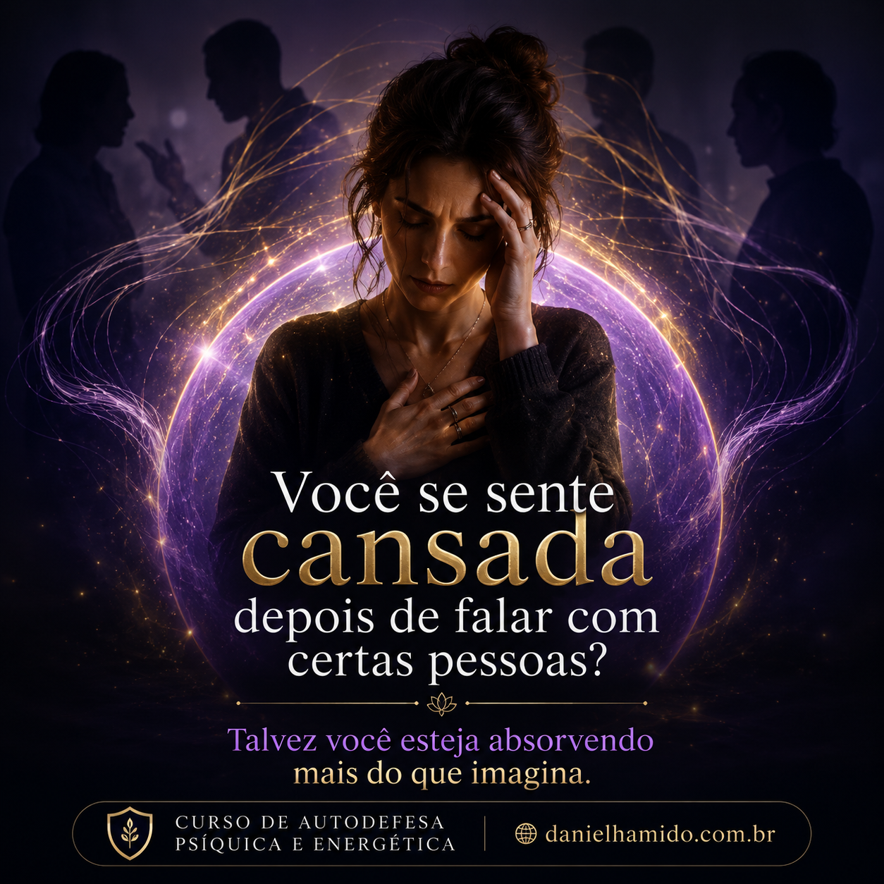 Arte premium do Curso de Autodefesa Psíquica e Energética com mulher sensível em ambiente escuro, envolta por campo luminoso de proteção energética em tons de lilás, dourado e azul. A imagem representa cansaço emocional após falar com certas pessoas, absorção de energia dos outros, drenagem energética e a importância de aprender práticas de autodefesa energética, proteção espiritual e fortalecimento do campo pessoal com Daniel Hamido.